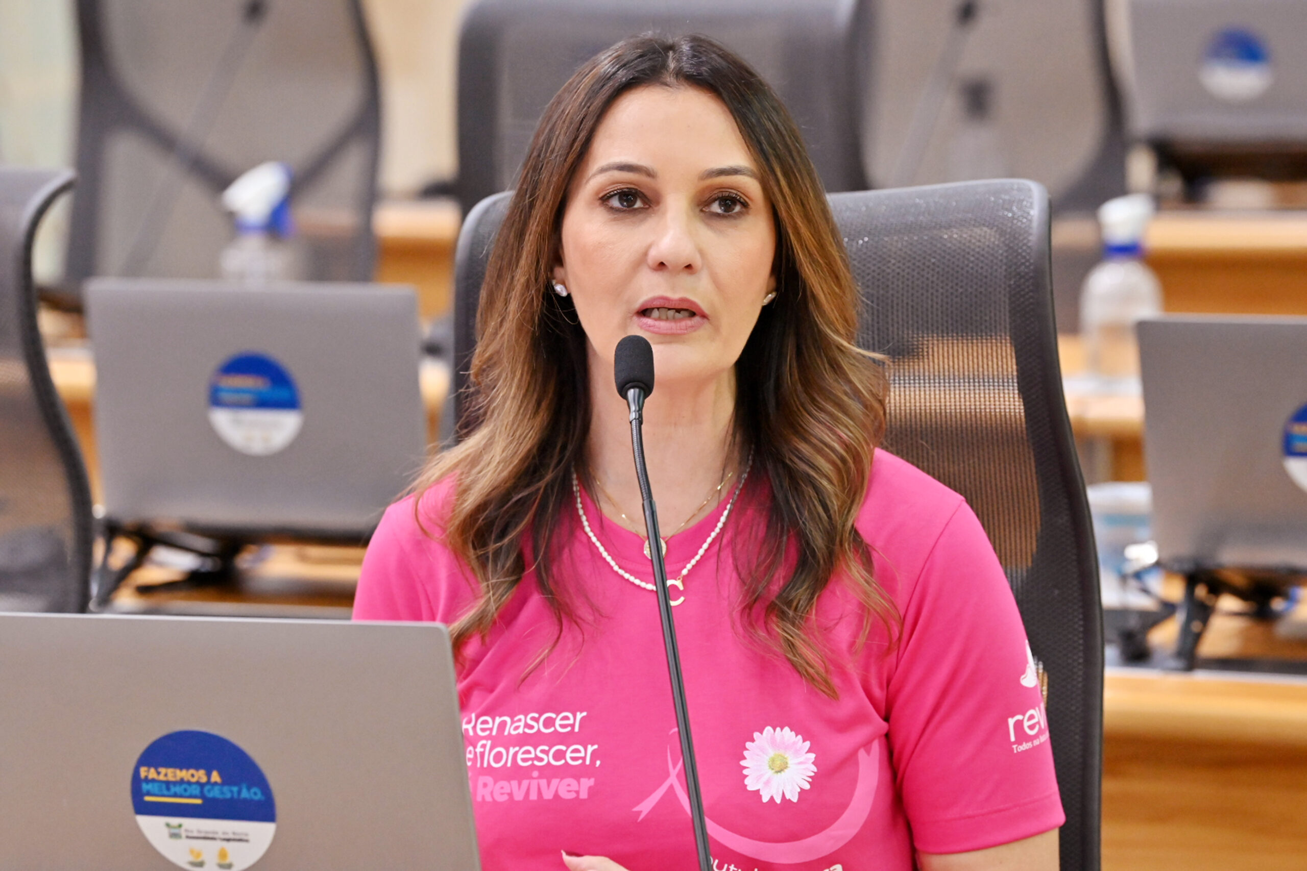 Cristiane destaca importância do Outubro Rosa e lança campanha do Lenço Solidário