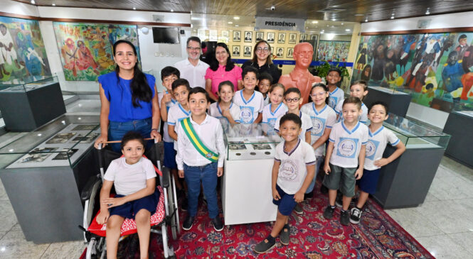 Estudante autista celebra Café Filho em visita à exposição na Assembleia Legislativa