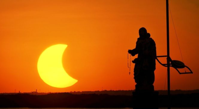 Em Natal, ponto de observação do eclipse solar atrai centenas de pessoas