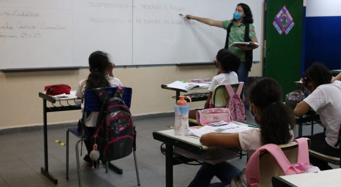 Aulas voltam com 100% dos alunos na rede estadual em outubro