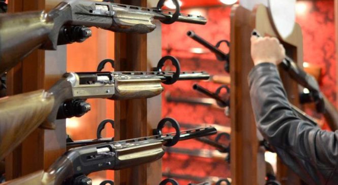 Com armas a R$ 3 mil, lojas relatam aumento do interesse de clientes