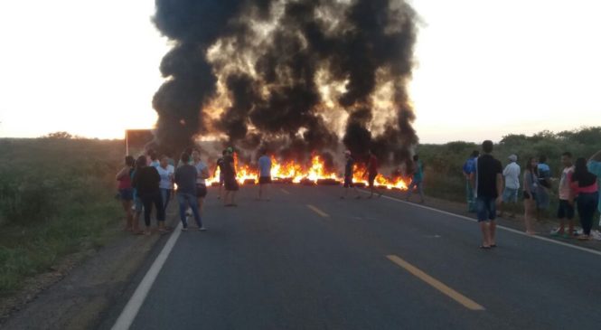 Manifestantes queimam pneus e bloqueiam trecho da BR-405 no RN