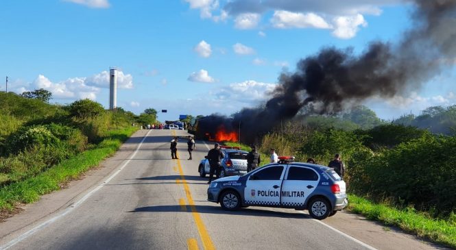 Carro-forte é explodido por criminosos na BR 226 no interior do RN