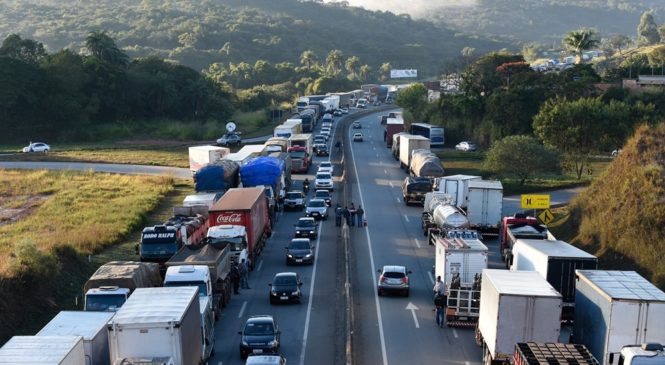 Caminhoneiros protestam contra alta do diesel no país