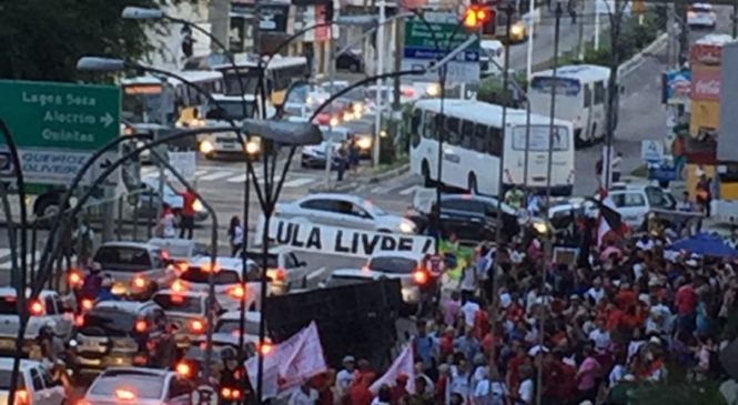 Com faixa de ‘Lula livre’, manifestantes fazem ato em Natal contra prisão do ex-presidente